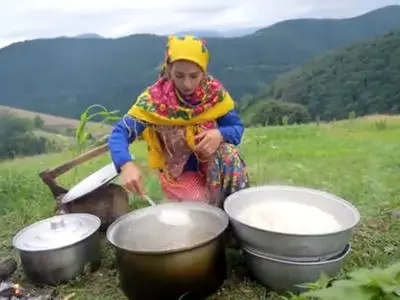 پخت غذاهای محلی در ایران؛ مرغ بریان و آلبالو پلو خوشمزه / فیلم