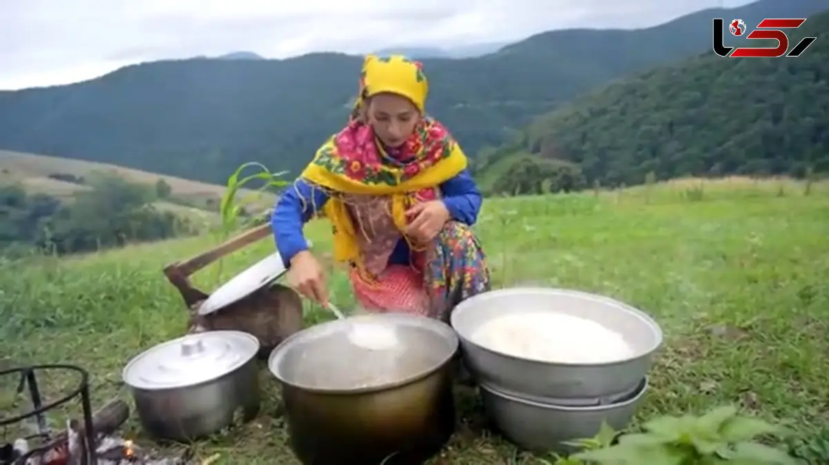 پخت غذاهای محلی در ایران؛ مرغ بریان و آلبالو پلو خوشمزه / فیلم