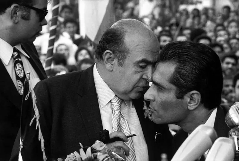 گفتگوی درگوشی هویدا و منوچهر آزمون در کمپین انتخاباتی در یزد