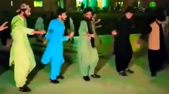 فیلم آواز  و رقص بلوچی در ایران ! /  رقص و پایکوبی جوندار مردای بلوچی با فیگور قدرتی که اووو اووو جیغم میزنن !