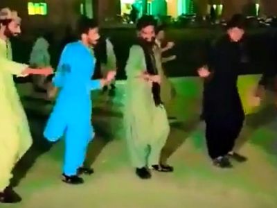 فیلم آواز  و رقص بلوچی در ایران ! /  رقص و پایکوبی جوندار مردای بلوچی با فیگور قدرتی که اووو اووو جیغم میزنن !