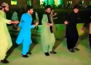 فیلم آواز  و رقص بلوچی در ایران ! /  رقص و پایکوبی جوندار مردای بلوچی با فیگور قدرتی که اووو اووو جیغم میزنن !