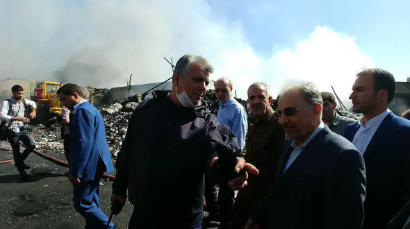 نجفی در محل آتش‌سوزی خیابان فدائیان اسلام حاضر شد + فیلم