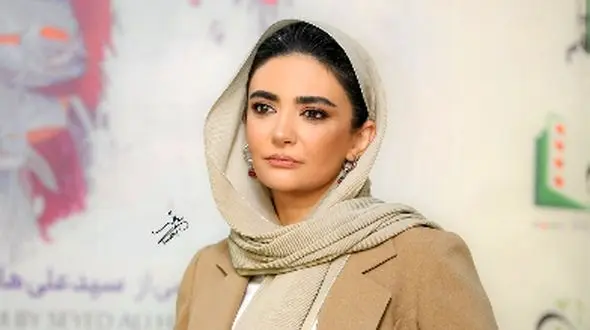 نگاهی به چیدمان منزل شاهانه و سنتی لیندا کیانی و همسرش با حال و هوای ایرانی/ از مبلمان مدرن و پرده‌های اعیانی تا عضو ثابت خونه‌های ایرانی، گل شمعدونی