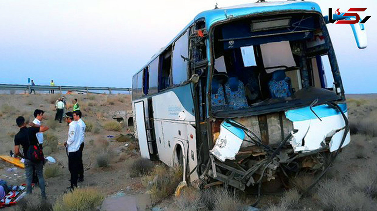 تصادف مرگبار اتوبوس با تریلی در جاده قم +عکس