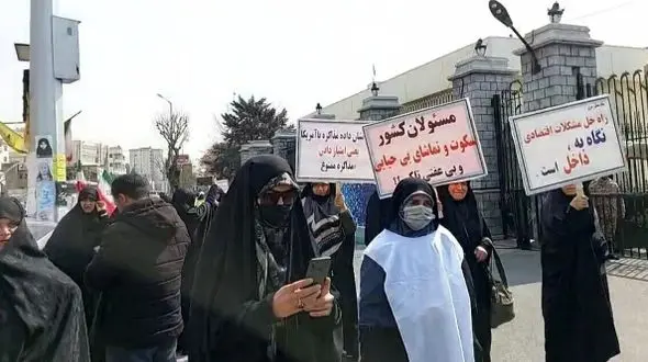 تجمع غیر قانونی کفن‌پوشان حامی قانون حجاب مقابل مجلس + فیلم و عکس