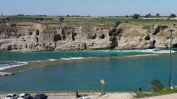 فیلم شیرجه زن 82 ساله دزفولی در آب عمیق علی کله ! / شوک پیرزن شجاع !