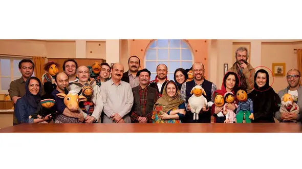 یک عکس یادگاری از دنیا فنی‌زاده در پشت صحنه «کلاه قرمزی»