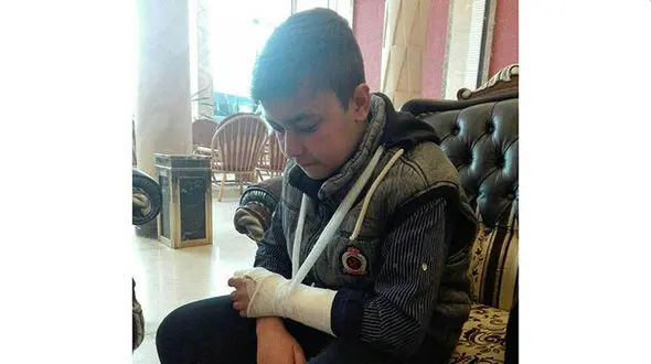 جزییات شکستن انگشت دانش آموز همدانی با لگد معلم +تصاویر