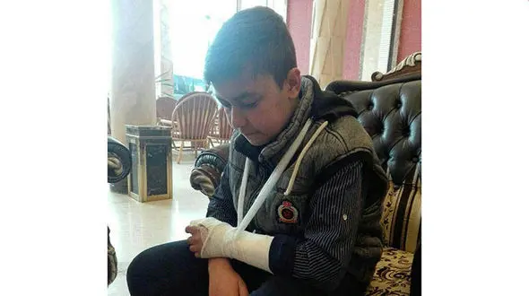 جزییات شکستن انگشت دانش آموز همدانی با لگد معلم +تصاویر