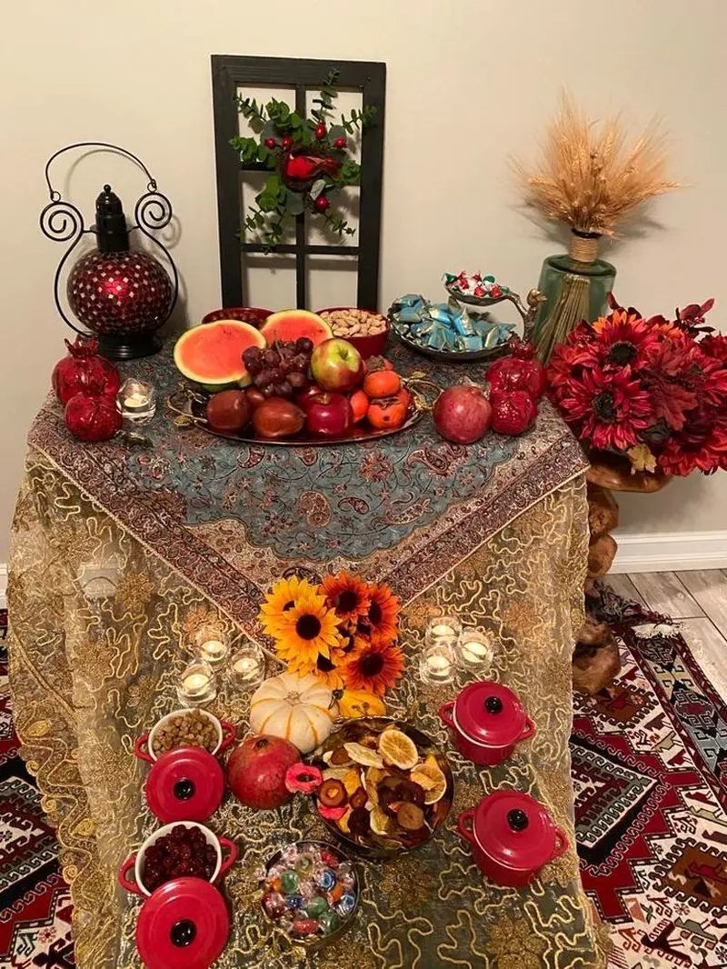 ایده چیدن میز شب یلدا | ۳۰ ایده چیدن میز شب یلدا شیک و عروس‌پسند ترند ۱۴۰۴ با چیدمانی باکلاس و خیره‌کننده!