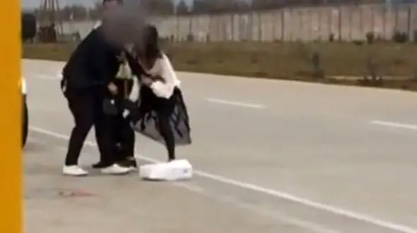 زوج جوان در باند فرودگاه به جان هم افتادند + عکس