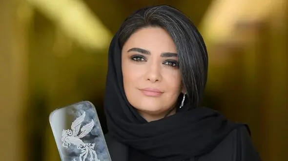 مشکی و قرمز را به سبک لیندا کیانی ست کنید و خوشتیپ‌تر شوید