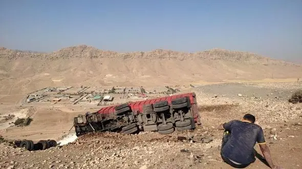 عزای راننده تریلی بر پیکر خودروی واژگون در ایذه