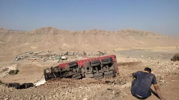 عزای راننده تریلی بر پیکر خودروی واژگون در ایذه