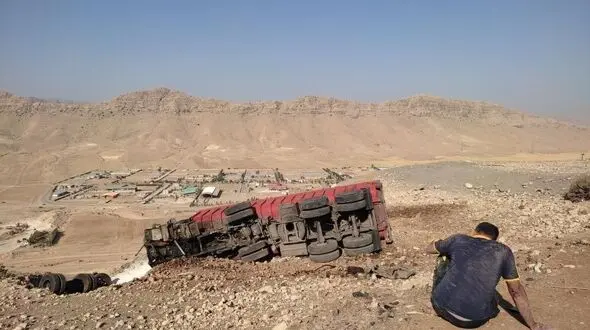 عزای راننده تریلی بر پیکر خودروی واژگون در ایذه