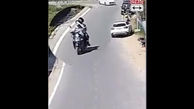 سقوط خانم موتورسوار سربه هوا به کانال آب + فیلم /چین