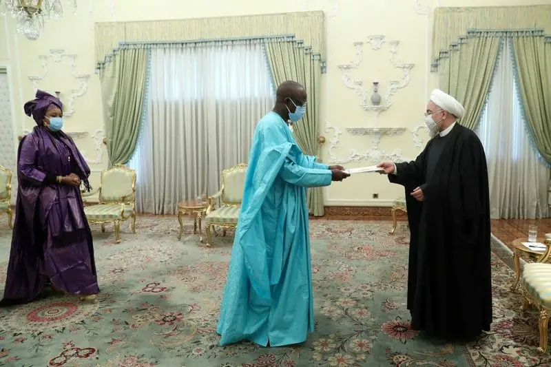 لباس سنتی و نیمه برهنه سفیر جدید غنا در دیدار رسمی با حسن روحانی