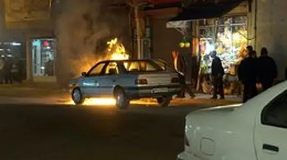 فیلم لحظه آتش گرفتن پژو ۴۰۵ و راه افتادن خودبخودی  آن در خوی+تصاویر