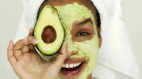 ماسک آووکادو مخصوص پوست های خشک در هوای بهاری