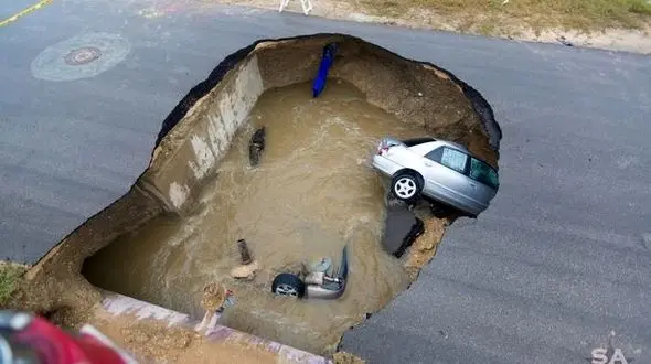  جاده فرو ریخت و چند خودری سواری را بلعید / پلیس جوان جان سپرد+عکس