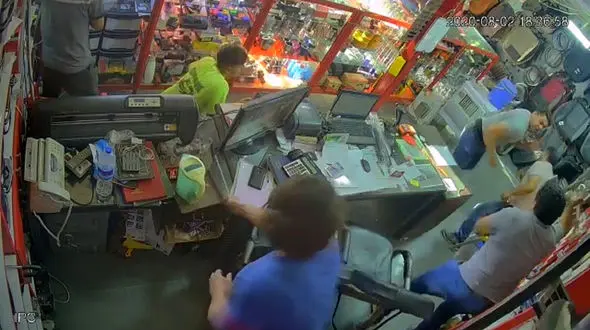 لحظه حمله وحشتناک گنده لات ها به مغازه ای در وسط شهر کرمانشاه + فیلم