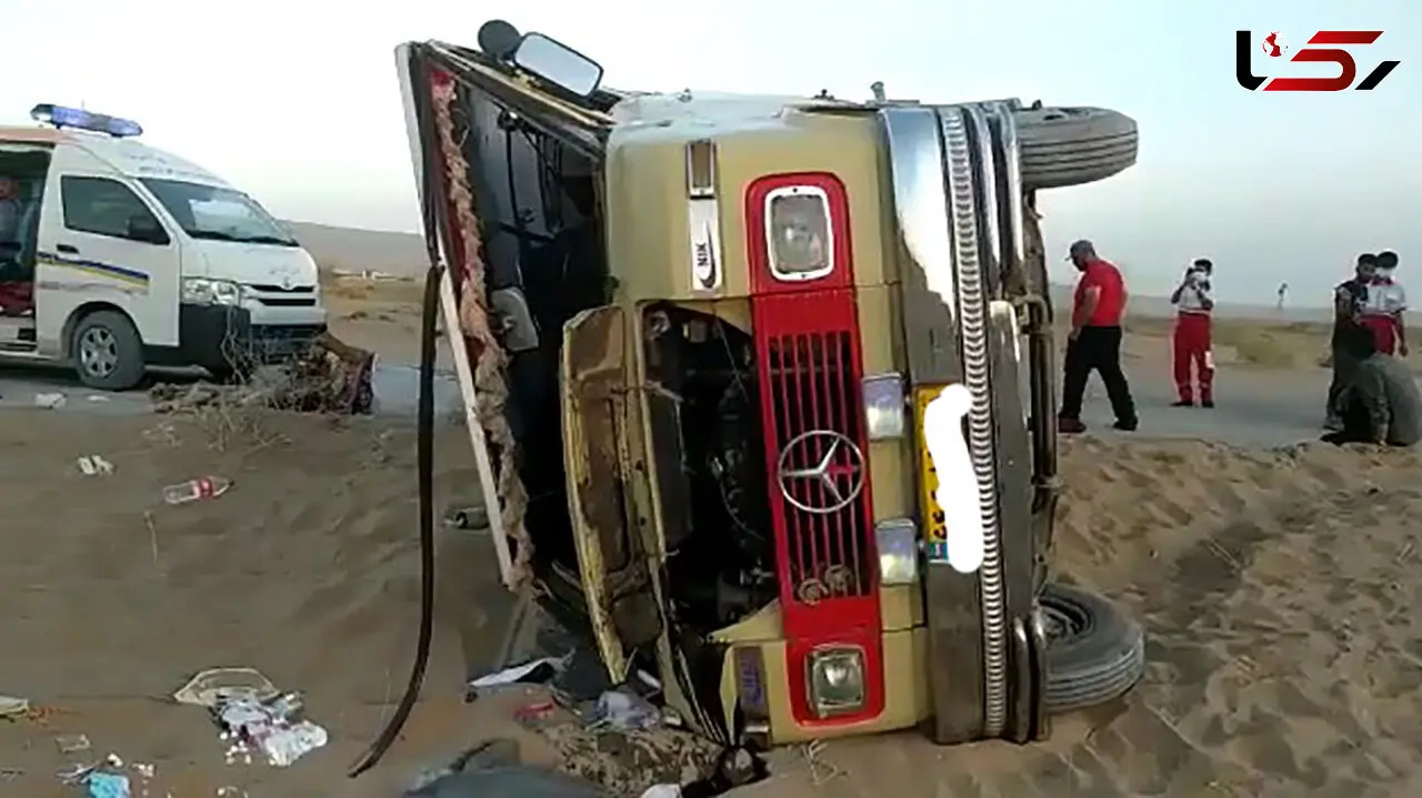 مینی بوس گردشگران در کویر مرنجاب واژگون شد / 18 نفر مصدوم شدند + عکس