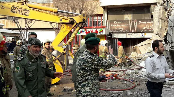 لودرهای نیروی زمینی ارتش در راه پلاسکو/ امدادرسانی نفرات نیروی زمینی در محل حادثه +تصاویر