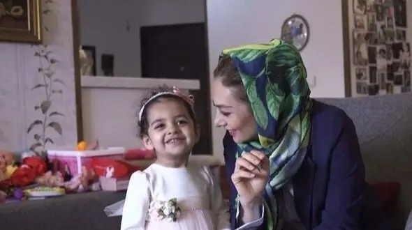 فیلم/ نگاهی به آپارتمان یکتا ناصر با بالکن باصفا و ویوی چشم انداز/ کتابخونه بزرگ، عکس های یادگاری، باربی بازی های سوفیا