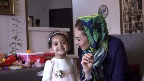 فیلم/ نگاهی به آپارتمان یکتا ناصر با بالکن باصفا و ویوی چشم انداز/ کتابخونه بزرگ، عکس های یادگاری، باربی بازی های سوفیا