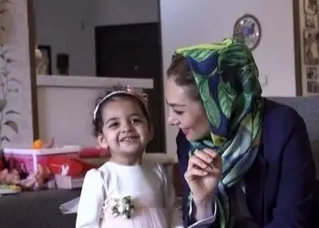 فیلم/ نگاهی به آپارتمان یکتا ناصر با بالکن باصفا و ویوی چشم انداز/ کتابخونه بزرگ، عکس های یادگاری، باربی بازی های سوفیا