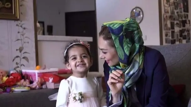 نگاهی به آپارتمان یکتا ناصر با بالکن باصفا و ویوی چشم انداز/ کتابخونه بزرگ، عکس های یادگاری، باربی بازی های سوفیا