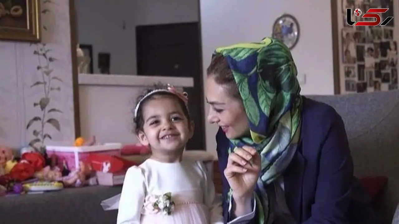 فیلم/ نگاهی به آپارتمان یکتا ناصر با بالکن باصفا و ویوی چشم انداز/ کتابخونه بزرگ، عکس های یادگاری، باربی بازی های سوفیا