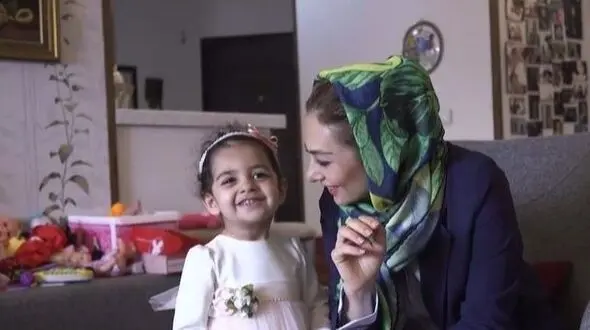 فیلم/ نگاهی به آپارتمان یکتا ناصر با بالکن باصفا و ویوی چشم انداز/ کتابخونه بزرگ، عکس های یادگاری، باربی بازی های سوفیا