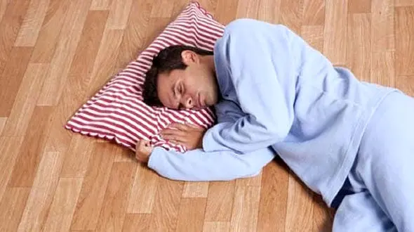 خوابیدن روی زمین برای چه افرادی سم است؟ / فواید نهفته در خوابیدن روی زمین 