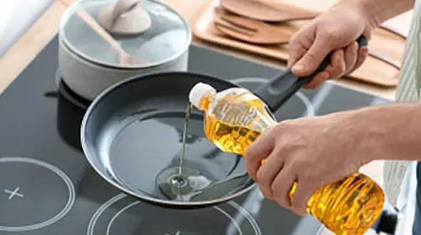 روغن کم ارزش و مقرون به صرفه ای که برای سرخ کردن استفاده می شود