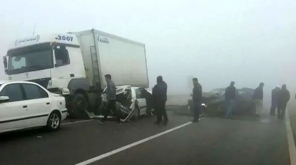 ببینید / تصاویر هولناک از له کردن چندین خودرو توسط تریلی در مه غلیظ!