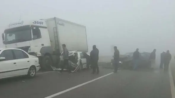 ببینید / تصاویر هولناک از له کردن چندین خودرو توسط تریلی در مه غلیظ!