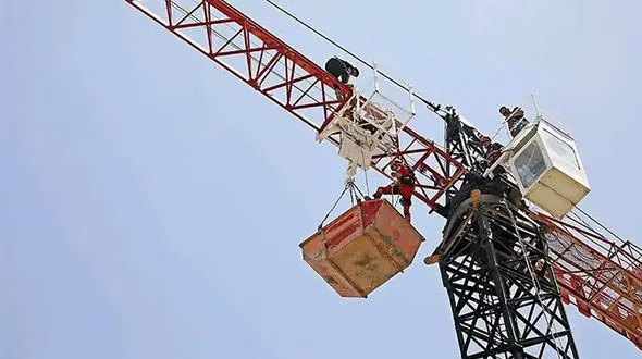 7 عکس از عملیات نجات مرد جوان بین زمین و هوا در مشهد + جزییات