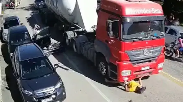 موتور سوار خوش شانس از یک قدمی مرگ برگشت 