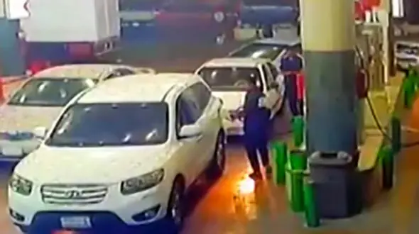 فیلم لحظه آتش گرفتن یک سانتافه در پمپ بنزین + تصاویر