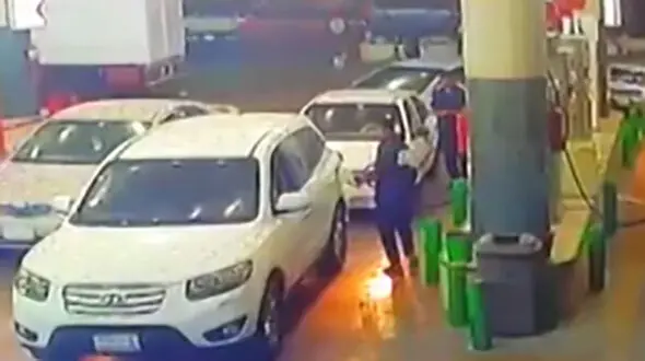 فیلم لحظه آتش گرفتن یک سانتافه در پمپ بنزین + تصاویر