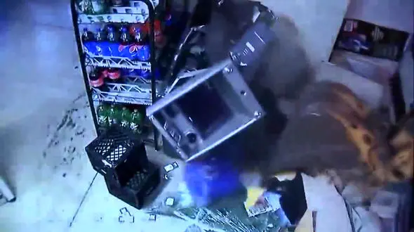 ببینید / سرقت دستگاه خودپرداز با بیل مکانیکی