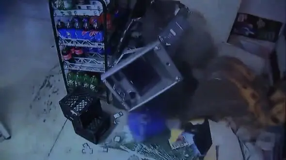 ببینید / سرقت دستگاه خودپرداز با بیل مکانیکی