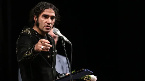 خواننده داغدار به روی صحنه می رود