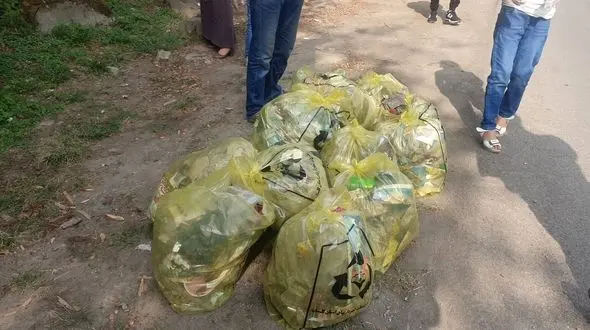 جنگل قرن آباد عاری از زباله شد/ دوستداران طبیعت دست به کار شدند