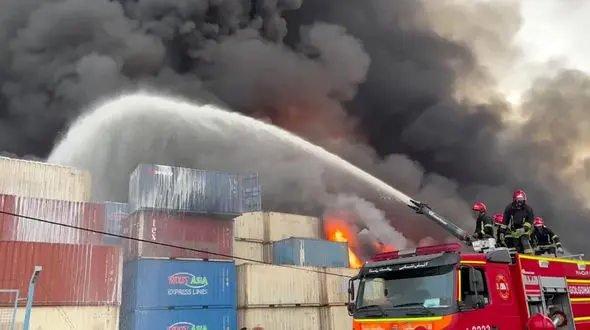 آتش سوزی در بندر شهید رجایی وارد روز چهارم شد