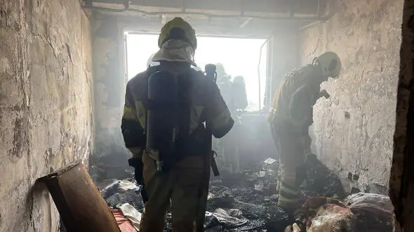 فیلم آتش در طبقه دهم برج مسکونی / 10 نفر در دهکده المپیک نجات یافتند