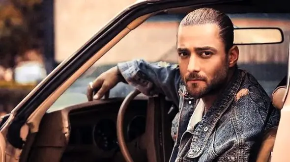 فیلم/ امیر مقاره: ماشین و خونه ندارم فقط یه موتور دارم/ قیاسی: مردم تصور میکنن اینا پول پارو میکنن در حالیکه این شکلی نیست