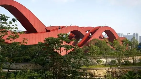 پل عابر پیاده عجیب و غریب در چین